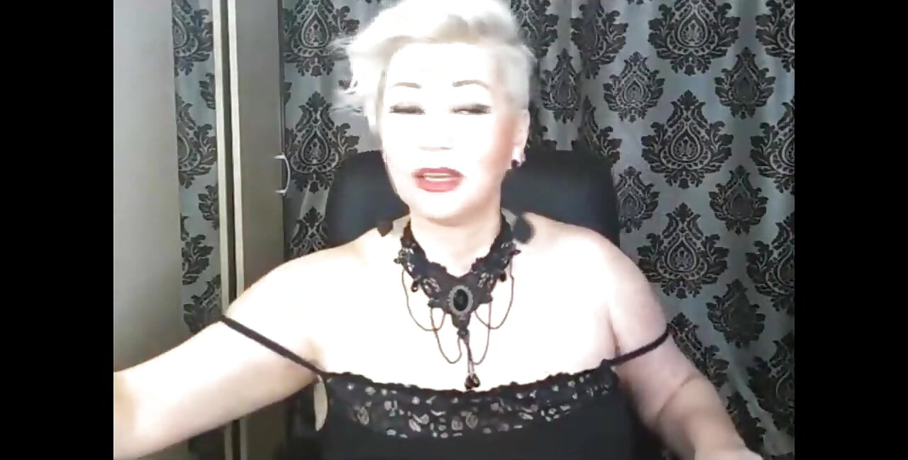 Het rysk MILF Aimeeparadise sprider benen vid och knullar sig hårt med en dildo i båda hålen!