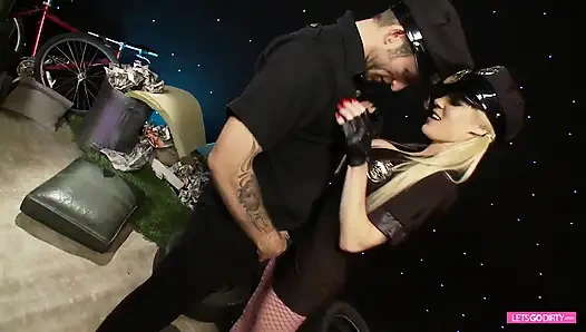 Polisi ngentot dengan cewek polisi pirang yang sempurna