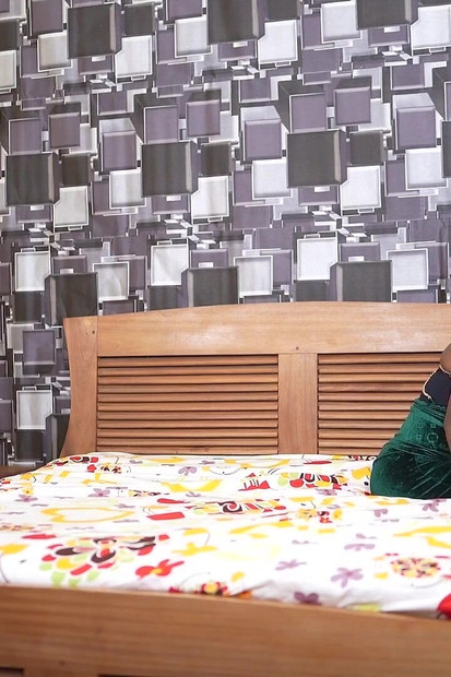 Elle se masturbe en regardant