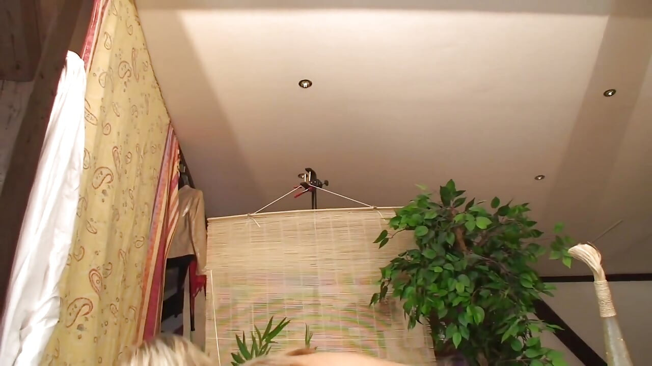 Máy bay bà già tóc vàng gợi cảm và hứng tình với bộ ngực to và âm hộ ướt át thích được đụ mạnh vào cái mông khít khao nóng bỏng của cô ấy
