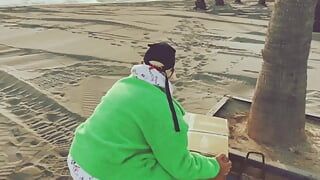 Турист жестко трахнул юную девушку из ящика для хранения на пляже, она трахнула его задницу зияющий анал используется огромный дилдо, и они описали друг друга
