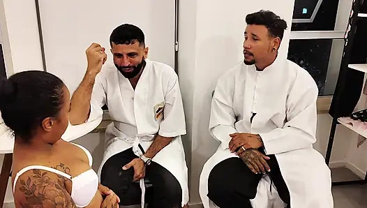 Zwei stiefbrüder für krankengymnastik stansten den schwanz des Zwergs