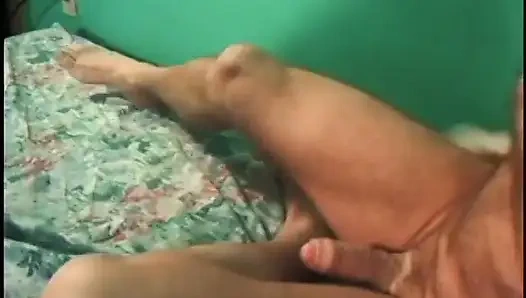 Die versaute reife bekommt großen schwanz zum lutschen, während sie ihre muschi fingert