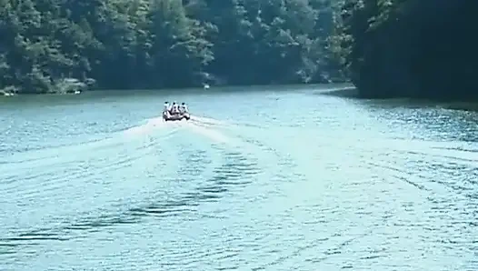 Debbie lastik teknede mastürbasyon yapıyor