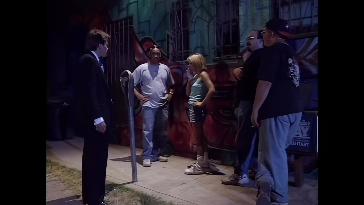 Ek yuva sunahre balon vali ke lie park men ek garm rat ki chudaee