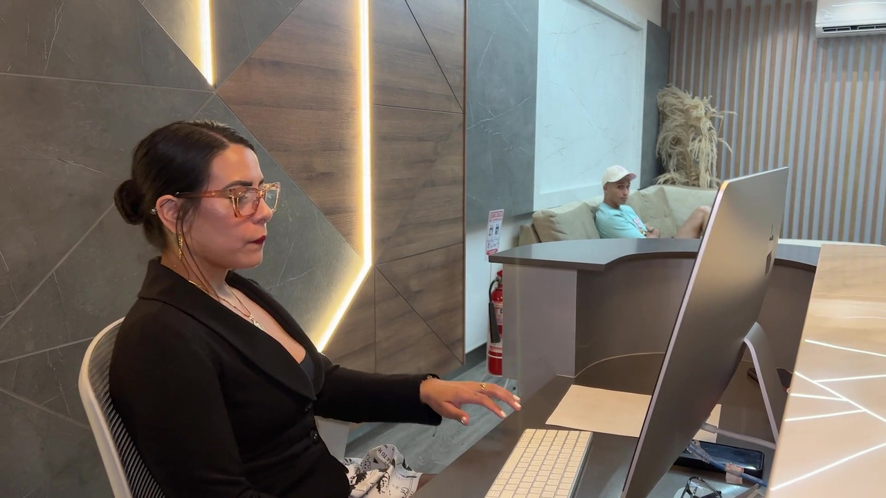 拉丁熟女秘书在办公室里操她老板的年轻客户，直到他们射在她脸上！Kylei Ellish