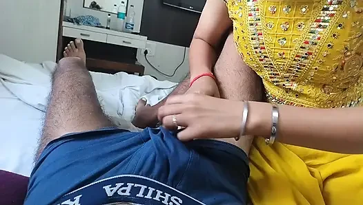 Amcanın kızının seksi figürünü gören üvey erkek kardeş oyoyu aldı ve sonra genç üvey kız kardeş bir silico ile seks yaptı