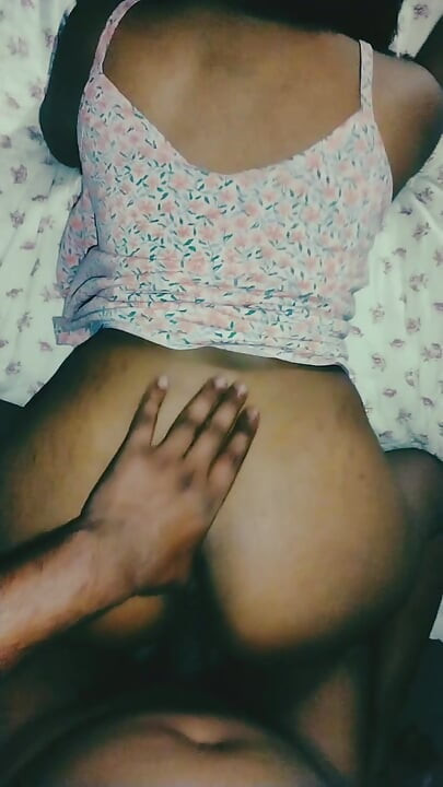 सौतेली बहन को जोरदार समय मिलता है और वह वीर्य पीना चाहती है