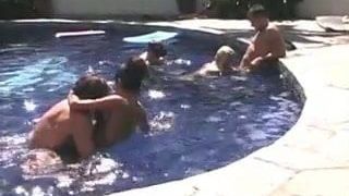 Krystal Steal, Sydnee Steele - секс на вечеринке у бассейна.