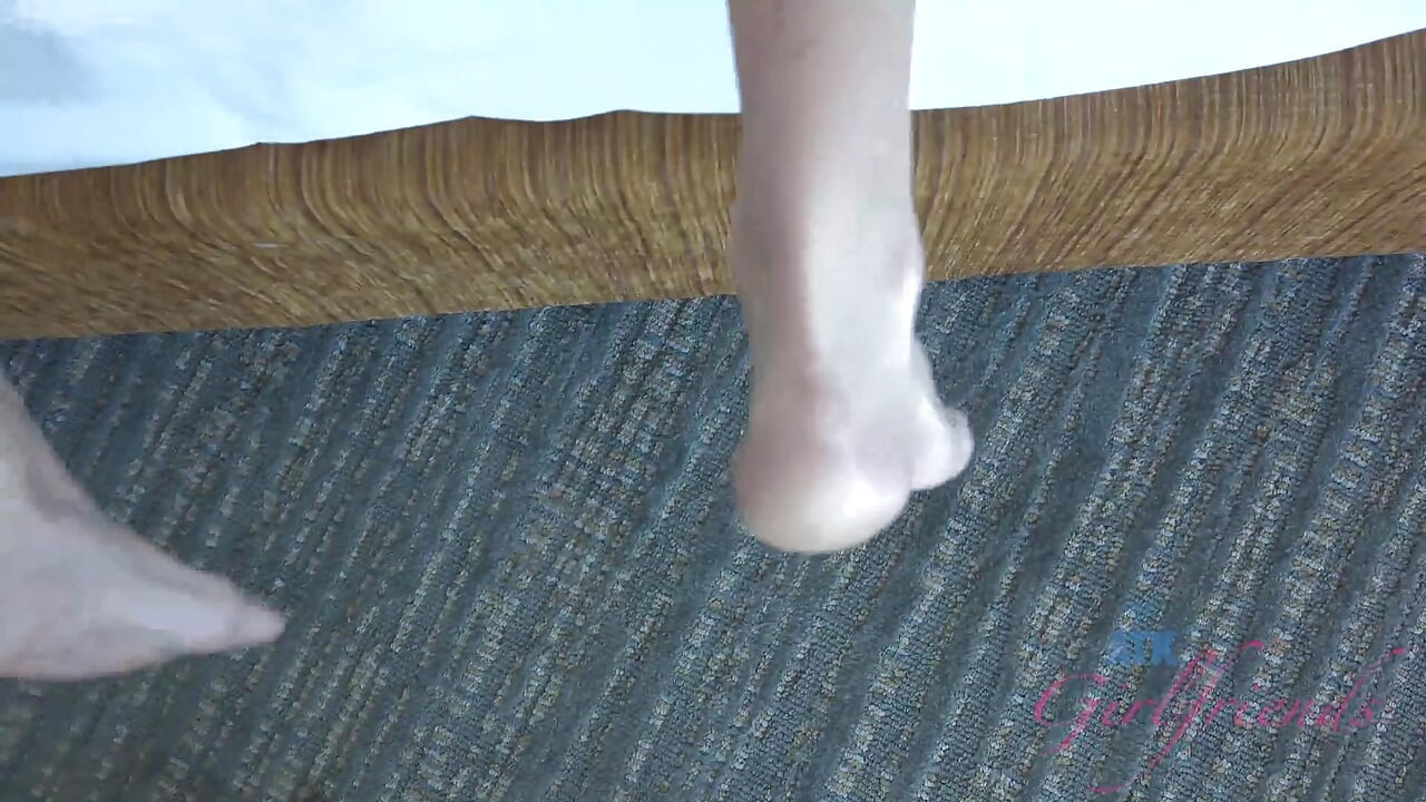 Nefes kesen doğal ateşli kızların büyük derlemesi sakso çekiyor, derine alıyor ve yakın çekim ateşli dölleniyor