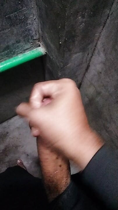 Dečak iz kupatila masturbira