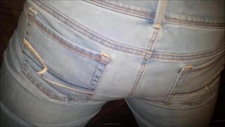 Sperma auf ihren American Eagle Jeans-Arsch.