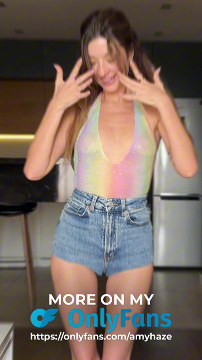 诱人的黑发尝试透视内衣，展示一切