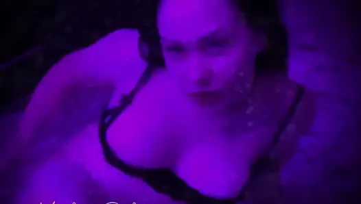 Tüketilen şey sen olduğun şey, ben gece gündüz büyüleyici zihninin içinden geçerken, ayaklarım senin tek düşüncen. Sahip olduğum böyle bir gücüm var