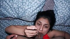 Kleine zus rust in haar kamer en haar oudere stiefbroer stopt zijn penis in haar mond - porno in het Spaans