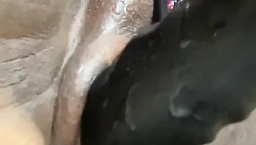 Yakın çekim canavar dildoyla amımı sikiyor fışkırtıyor