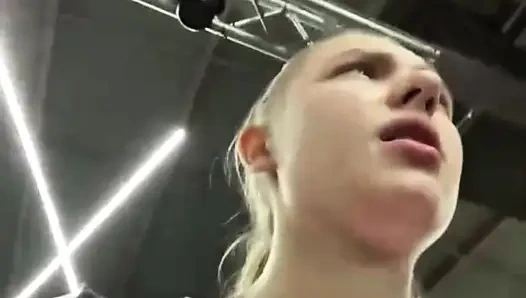 Жесткий трах в спортзале с Jucielussie