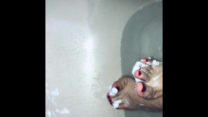 Les pieds de Maîtresse Andrea Parker prennent un bain