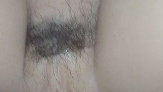 Meu pênis duro entra na vagina apertada da boneca sexual