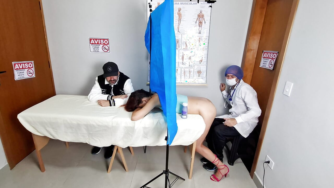 Esposa vai ao ginecologista para mostrar sua bunda ao médico ao lado do marido