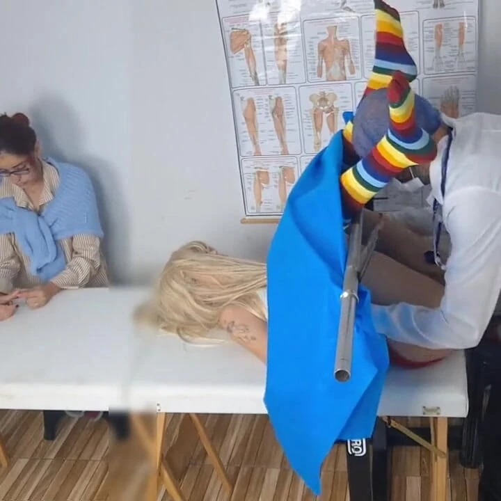 继母第一次带继女去看妇科医生!