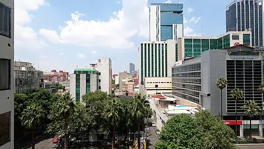 Ateşli kız fışkırtana kadar götünü yalatıyor ve sonra derin bir sikişiyor