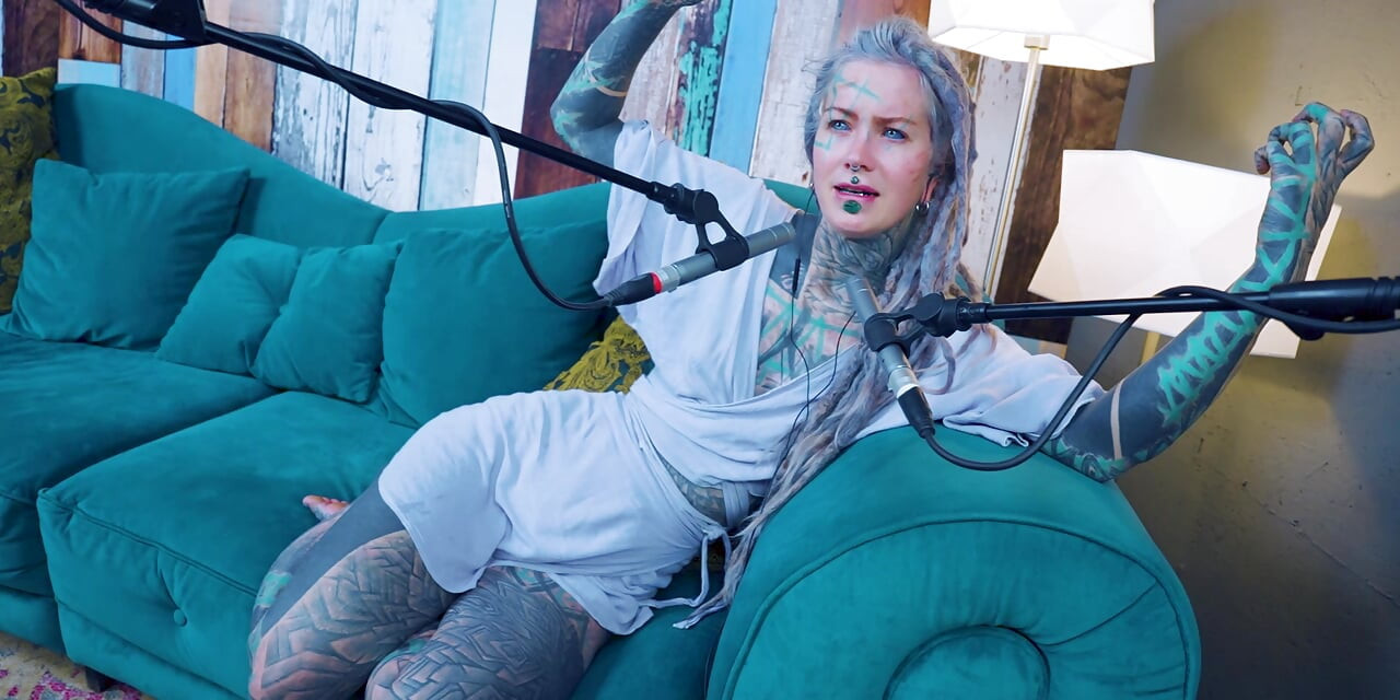 Eu falo sobre Z - zelo - asmr podcast SFW falando gótica magrinha menina dreadlocks tatuagem modelo tatuada menina