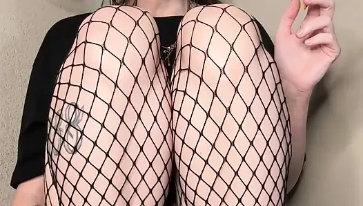 Cewek sange dengan stoking jala ini menggodamu dengan mengintip memekku