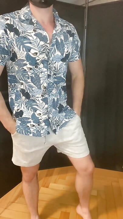 Pertunjukan aktingku di depan kamera: aku lagi bugil, ngocok kontolku sendiri, dan ngentot pantatku dengan ganas. Cewek hot ini lagi asik memeknya yang super hot!