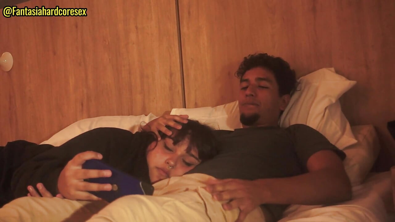 Meine stiefschwester schluckt meinen penis, nachdem sie den film gesehen hat, sie hätten uns fast entdeckt