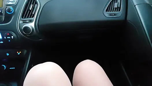 Heiße milf in strümpfen verführt einen taxifahrer im auto