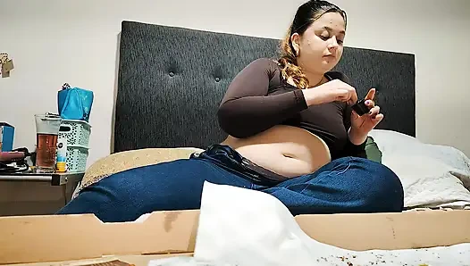 Nicole'ün büyük pizza bingesi: karnı patlayan mutluluk