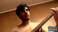 Hetero-Musiker hat vor dem Masturbieren ein Gitarrensolo
