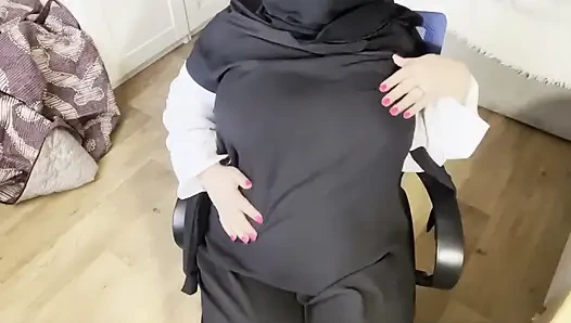 Eine türkin mit schönen augen in einem hijab masturbiert in strumpfhosen