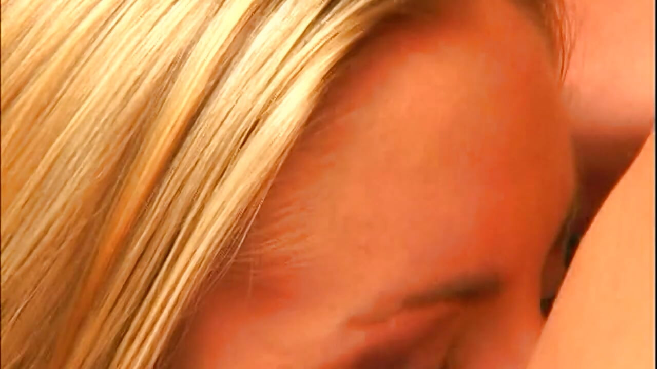 Rubia babe consigue coño comido hasta orgasmo explosivo