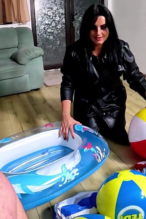 Uppblåsbar förnedring i läder. Beach Ball poppar, deepthroat, doggy och cum play