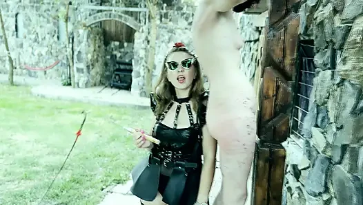 Şeytani dominant dominant kırbaçlama - acısını söylüyor - lezbiyen çarmıha germe - köle kızı acımasızca kırbaçlıyor