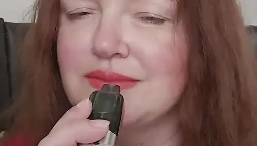 Kırmızılı sisli bayan, vaping