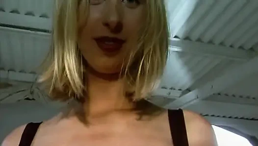 Diese deutsche blondine zeigt gerne ihre perfekten titten beim casting