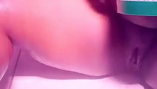 Mandi tidak pernah lebih baik daripada ketika aku melakukannya di lantai melakukan gerakan tarian