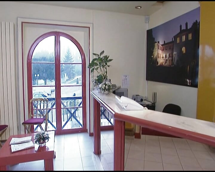 Vruće i napaljene njemačke cure uživaju u žestokoj orgiji u hotelu
