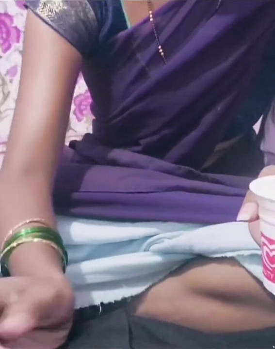 Marathi Bhabhi Schwägerin leckte das eis. auf schwanz