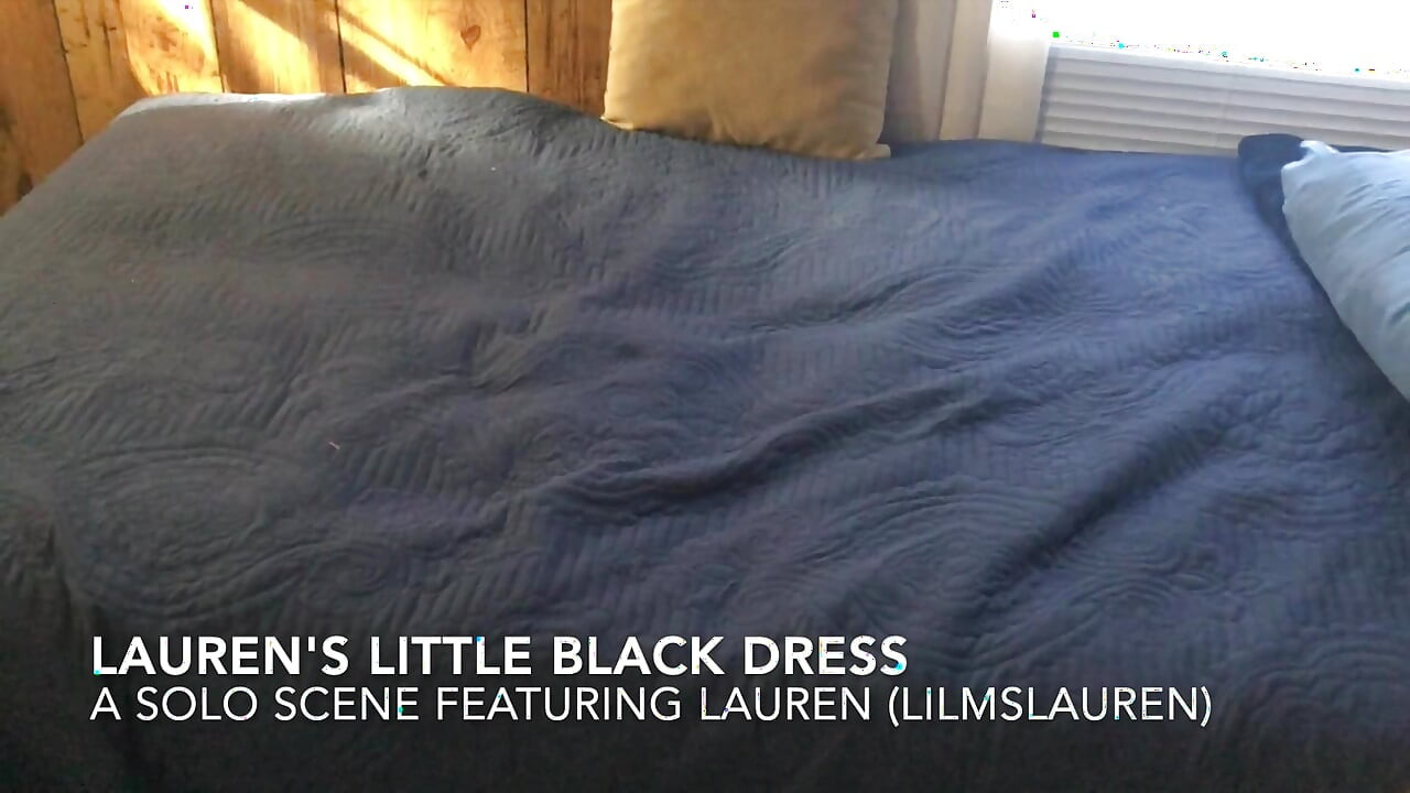 穿着黑色礼服的劳伦独奏