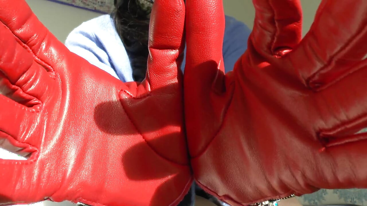 היום הוא יום הגמירה שלך! מריחה כפפות עור אדומות, ליידי ויקטוריה ולנטה