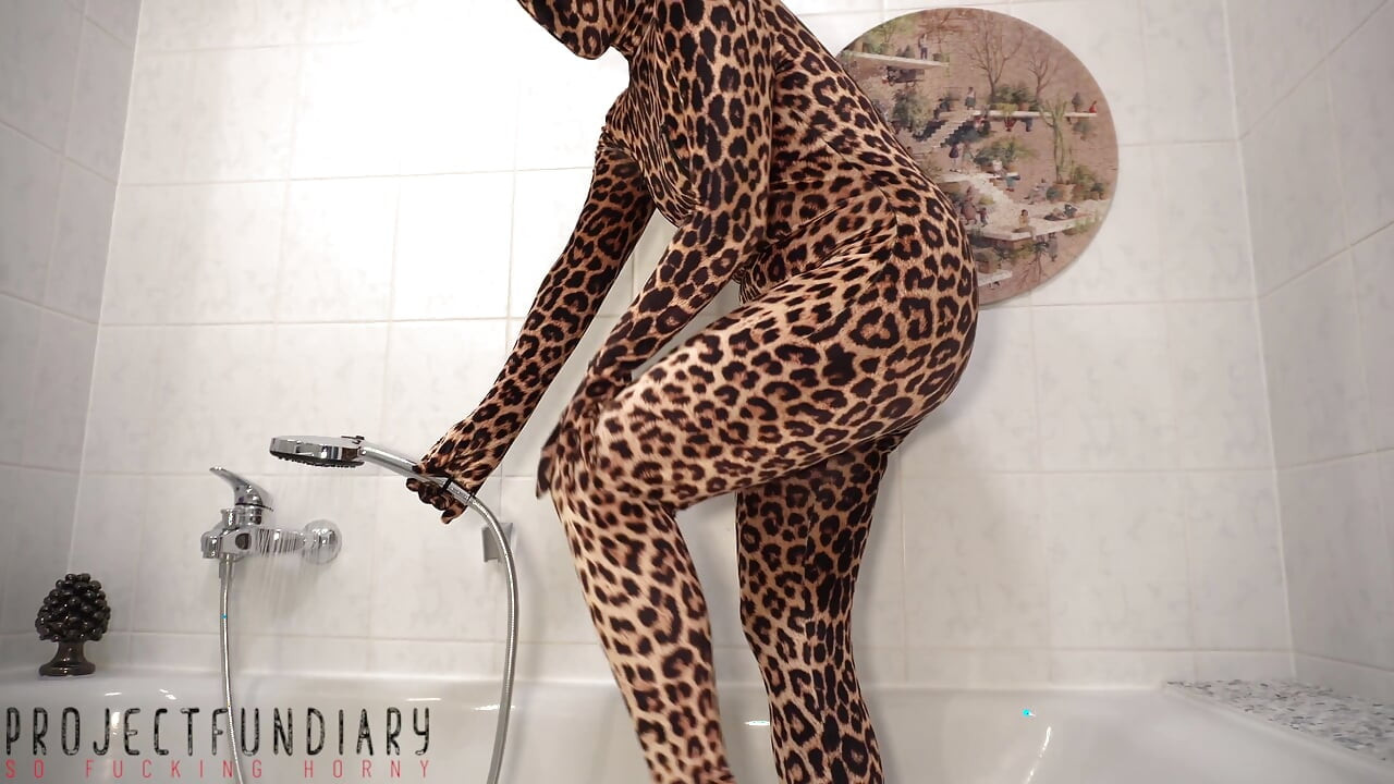 Leo Zentai catsuit Nassbad Erfahrung in der Badewanne endet mit Gesichtsmaske und spermaspiel - Projektfundiary