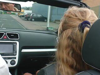 Alman sürücü sadece seksi sürtük kızların oturmasına izin veriyor