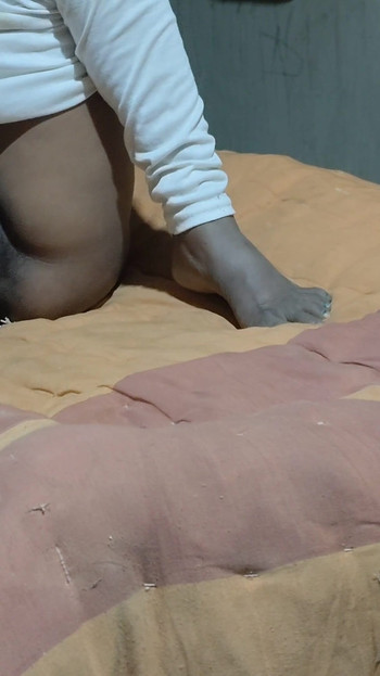 देशी सुंदर गर्म लड़की की रात मे घर बुलवाएं  चुदाई कि | क्लिप 1