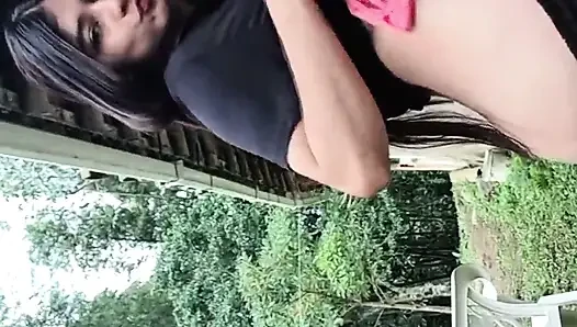 Yulieth Gomez berührt sich im park und zeigt ihre muschi und zieht sich aus
