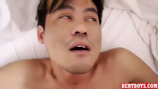 Beni bu azgın Vietnamlı adamla sikişirken izle