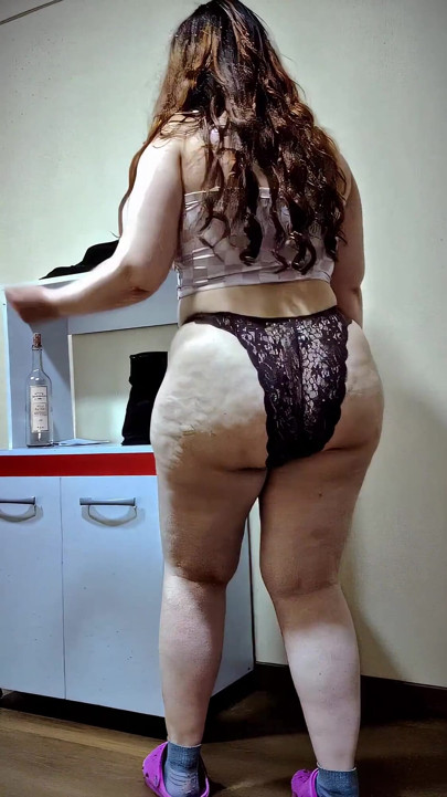 Nicole's Silly Fat Tease: Jiggling Cellulite Ass & Soft Belly Dance